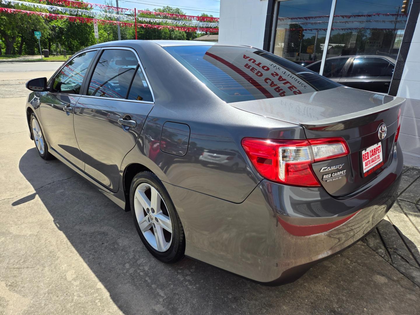 2014 GRAY Toyota Camry SE (4T1BF1FK7EU) with an 2.5L L4 DOHC 16V engine, 6-Speed Automatic transmission, located at 503 West Court, Seguin, TX, 78155, (830) 379-3373, 29.568621, -97.969803 - Photo#3